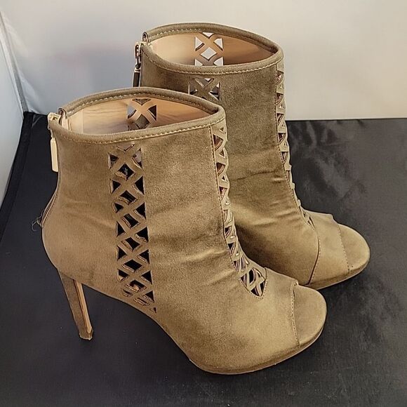 BCBGENERATION FAUX SUEDE DELANEY DREAM PEEP TOE SHOE - Picture 4 of 12